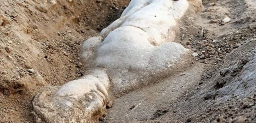 Açıklamada, tarihe dokunmak için kazı çalışmalarının sürdürüleceği kaydedildi.  İzmir'in son 3 bin yıllık tarihinin izlerini taşıyan Smyrna Antik Kenti arkeoloji kazıları Kültür ve Turizm Bakanlığı izniyle İzmir Katip Çelebi Üniversitesi tarafından yürütülüyor.